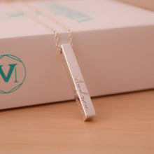 Cargar imagen en el visor de la galería, Collar barra con grabado personalizado