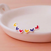 Cargar imagen en el visor de la galería, Zarcillos mini corazones tricolor
