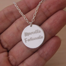 Cargar imagen en el visor de la galería, Collar medalla con grabado personalizado