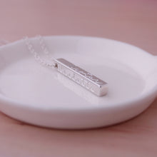 Cargar imagen en el visor de la galería, Collar barra con grabado personalizado