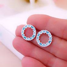 Cargar imagen en el visor de la galería, Zarcillos aro de corazones esmaltados