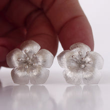 Cargar imagen en el visor de la galería, Zarcillos flores con pistilos