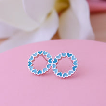 Cargar imagen en el visor de la galería, Zarcillos aro de corazones esmaltados