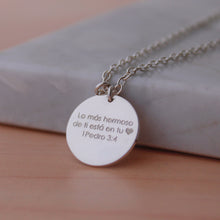 Cargar imagen en el visor de la galería, Collar medalla con grabado personalizado