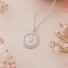 Cargar imagen en el visor de la galería, Collar medalla corazón
