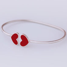 Cargar imagen en el visor de la galería, Brazalete corazones