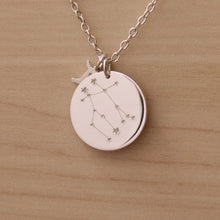Cargar imagen en el visor de la galería, Collar medalla con grabado personalizado