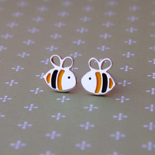 Cargar imagen en el visor de la galería, Zarcillos mini abejitas
