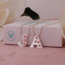 Cargar imagen en el visor de la galería, Collar con inicial personalizada