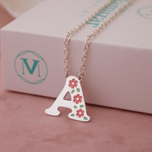 Cargar imagen en el visor de la galería, Collar con inicial personalizada