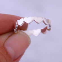 Cargar imagen en el visor de la galería, Anillo corazones