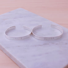 Cargar imagen en el visor de la galería, Brazalete banda con grabado personalizado