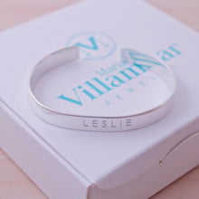 Cargar imagen en el visor de la galería, Brazalete banda con grabado personalizado
