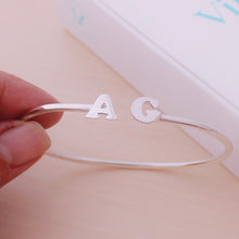 Cargar imagen en el visor de la galería, Brazalete personalizado con iniciales