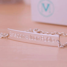 Cargar imagen en el visor de la galería, Pulsera tipo esclava con grabado personalizado