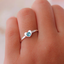 Cargar imagen en el visor de la galería, Anillo corazón con cristal