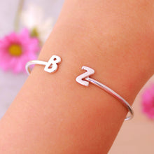 Cargar imagen en el visor de la galería, Brazalete personalizado con iniciales