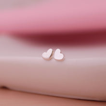 Cargar imagen en el visor de la galería, Zarcillos básicos mini corazón