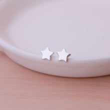 Cargar imagen en el visor de la galería, Zarcillos básicos mini estrellas