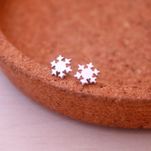 Cargar imagen en el visor de la galería, Zarcillos básicos mini copos de nieve