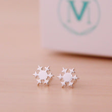 Cargar imagen en el visor de la galería, Zarcillos básicos mini copos de nieve