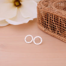 Cargar imagen en el visor de la galería, Zarcillos aro de corazones