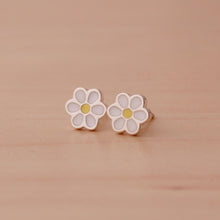 Cargar imagen en el visor de la galería, Zarcillos mini margaritas