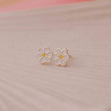 Cargar imagen en el visor de la galería, Zarcillos mini margaritas