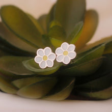 Cargar imagen en el visor de la galería, Zarcillos mini margaritas