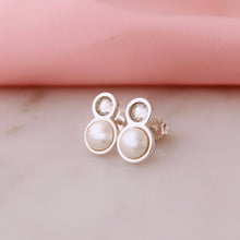 Cargar imagen en el visor de la galería, Zarcillos cristal y perlas