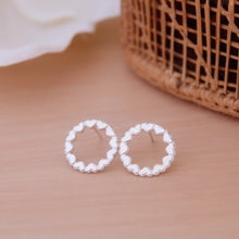 Cargar imagen en el visor de la galería, Zarcillos aro de corazones