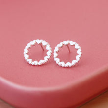 Cargar imagen en el visor de la galería, Zarcillos aro de corazones