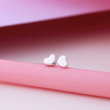 Cargar imagen en el visor de la galería, Zarcillos básicos mini corazón