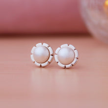 Cargar imagen en el visor de la galería, Zarcillos flor y perlas