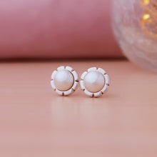 Cargar imagen en el visor de la galería, Zarcillos flor y perlas