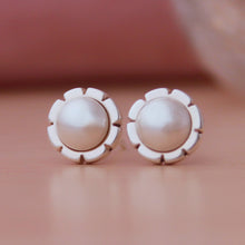 Cargar imagen en el visor de la galería, Zarcillos flor y perlas