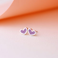 Cargar imagen en el visor de la galería, Zarcillos corazon con resina