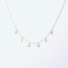 Cargar imagen en el visor de la galería, Collar personalizado con dijes de letras