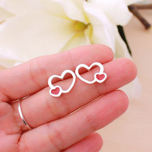 Cargar imagen en el visor de la galería, Zarcillos doble corazón simple