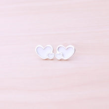Cargar imagen en el visor de la galería, Zarcillos corazón doble