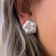 Cargar imagen en el visor de la galería, Zarcillos flores con pistilos
