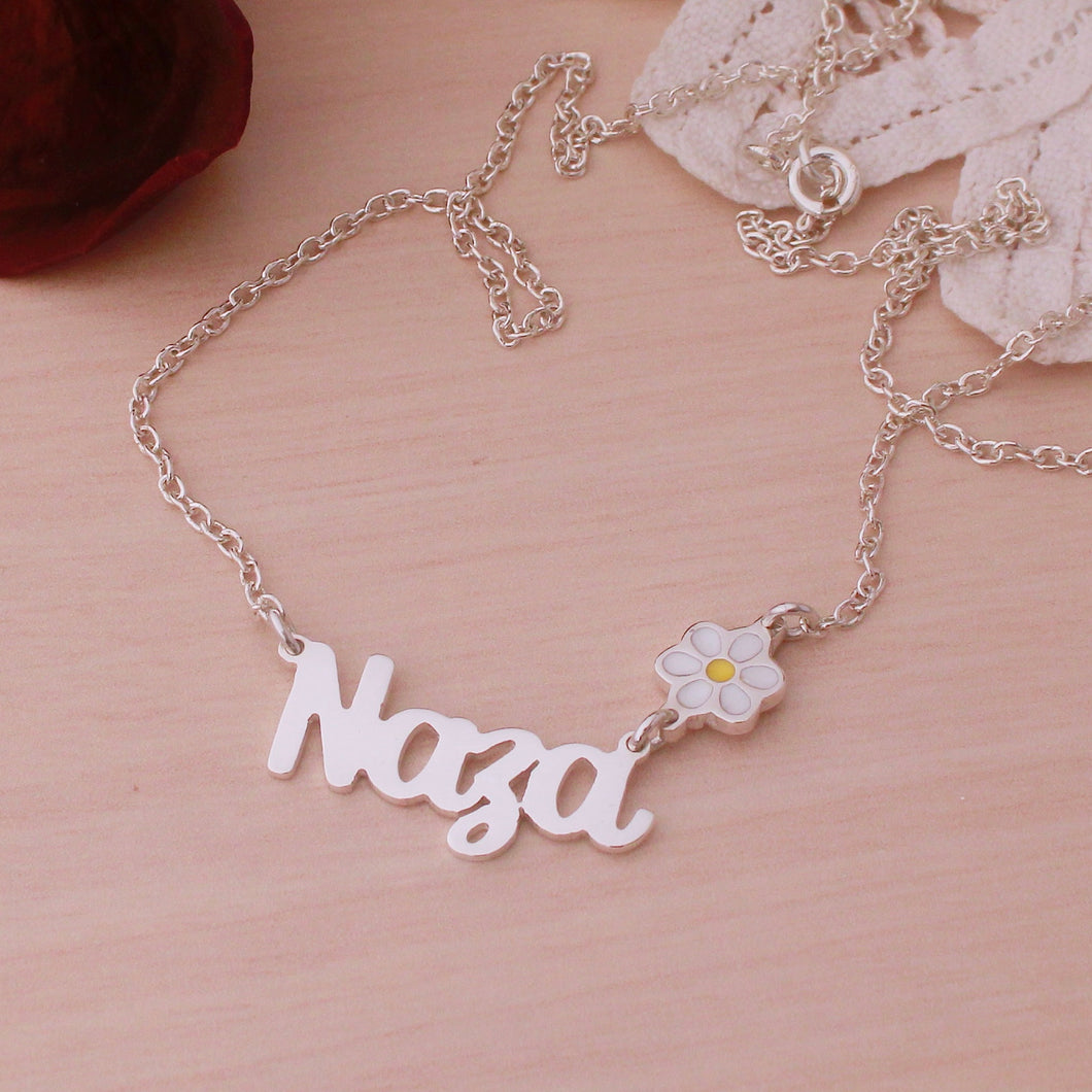 Collar personalizado con nombre corto y dije pequeño