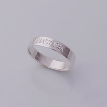 Cargar imagen en el visor de la galería, Anillo con grabado personalizado
