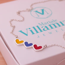 Cargar imagen en el visor de la galería, Collar corazones tricolor
