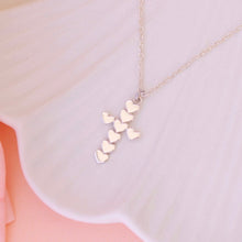 Cargar imagen en el visor de la galería, Collar cruz de corazones
