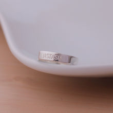 Cargar imagen en el visor de la galería, Anillo con grabado personalizado
