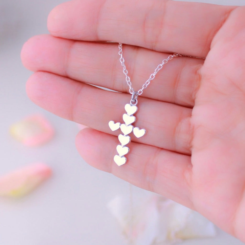 Collar cruz de corazones