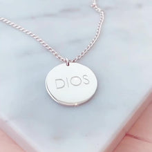 Cargar y reproducir el video en el visor de la galería, Collar medalla con grabado personalizado
