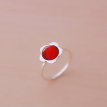 Cargar imagen en el visor de la galería, Anillo flor de plata y cristal
