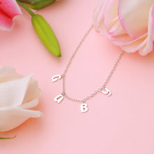 Cargar imagen en el visor de la galería, Collar personalizado con dijes de letras
